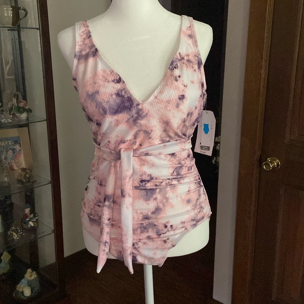 NWT size medium (8-10) one piece swimsuit